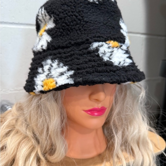 Forever 21 Daisy Sherpa Floral Black Bucket Hat - Picture 1 of 6